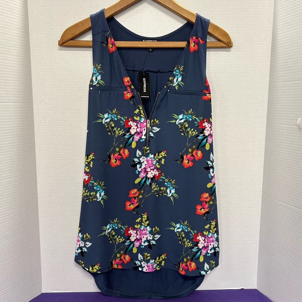 Express floral pattern dressy tank top with gold zipper at front. NWT